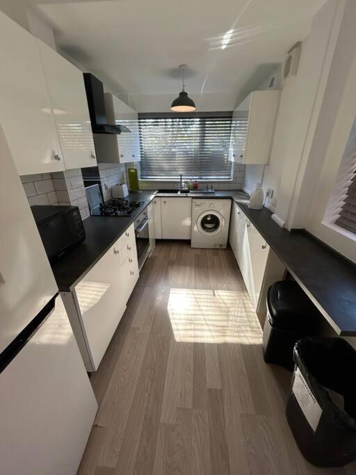 Modern & Spacious 4 Bedroom Home كرو المظهر الخارجي الصورة