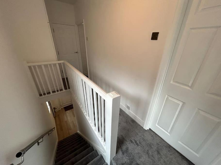 Modern & Spacious 4 Bedroom Home كرو المظهر الخارجي الصورة